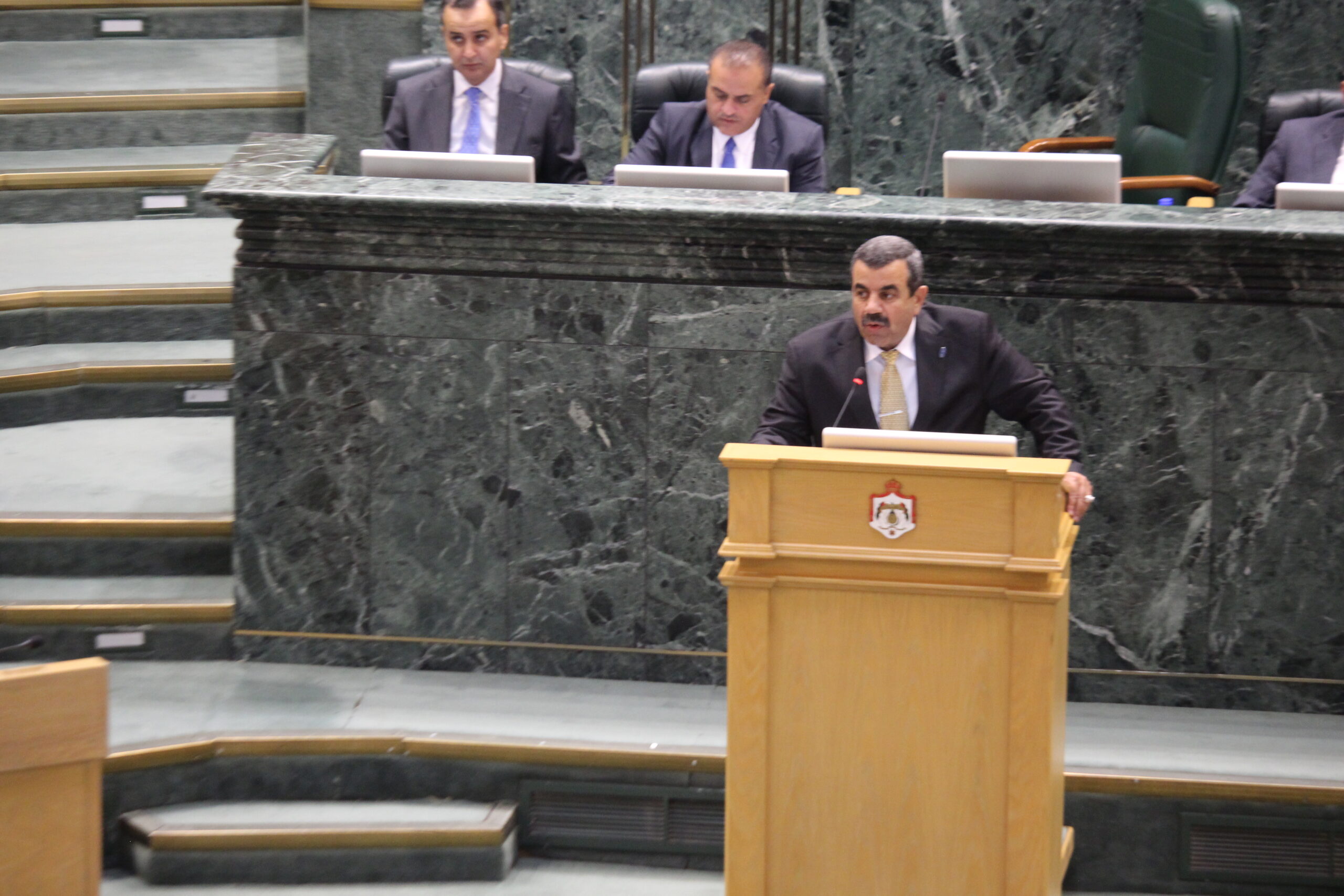 النائب مصطفى العماوي ينتقد النهج التقليدي ويطالب بتحول اقتصادي