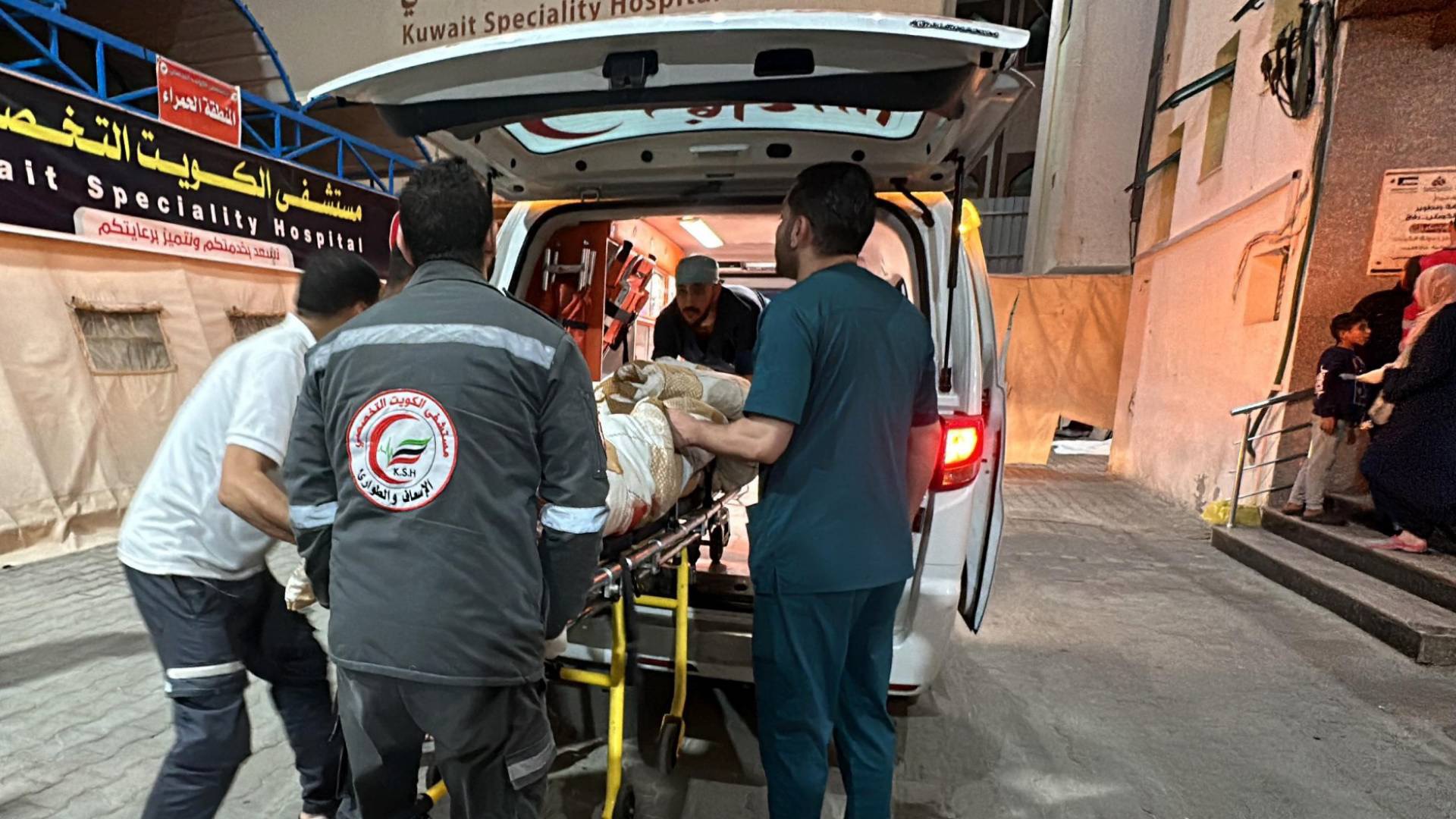 خمس شهداء بينهم طفلان بغارات إسرائيلية على خان يونس