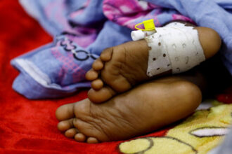 غيتس تحذر من ارتفاع وفيات الأطفال عالميًا