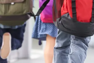 معلمة تتسبب بصدمة نفسية لطفلة… أم تكشف عن اعتداء على ابنتها بالطفيلة