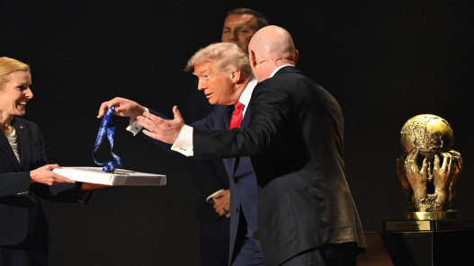 فيفا يمنح أول نسخة من جائزة السلام خلال حفل قرعة كأس العالم 2026