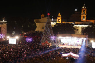 بيت لحم تضيء شجرة الميلاد إيذانًا ببداية موسم الأعياد المجيدة