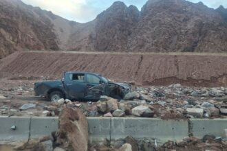 السيول تجرف مركبات في العقبة