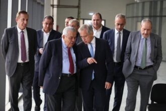 رئيس الوزراء يزور معرض إربد الدائم لدعم المزارعين والمشاريع الريفية