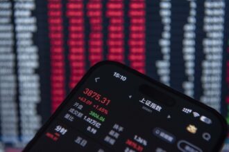 الأسهم الآسيوية تتراجع مع تذبذب الأسواق الأمريكية