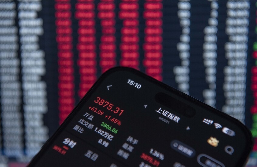 الأسهم الآسيوية تتراجع مع تذبذب الأسواق الأمريكية