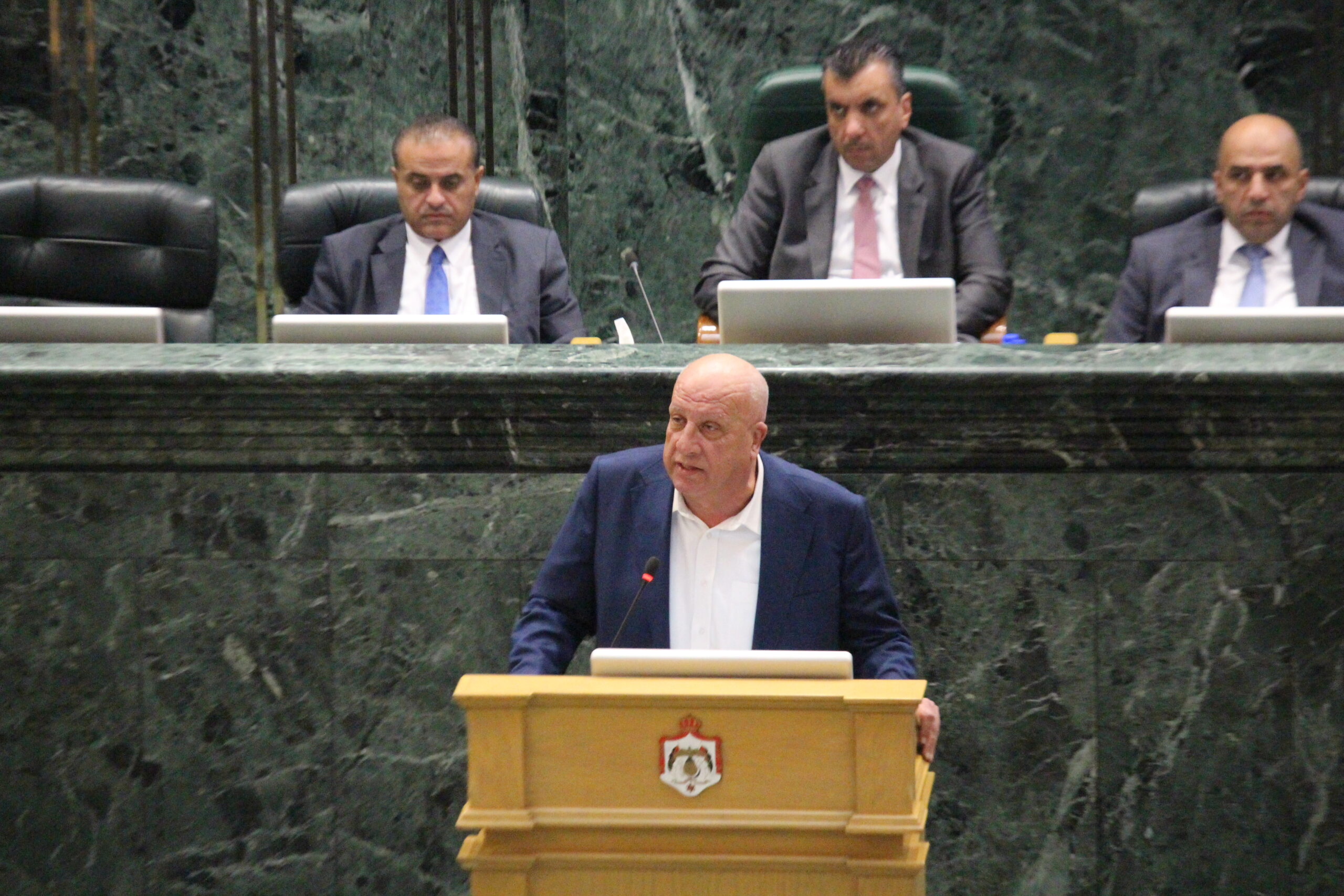 صورة حول : النائب رائد الرباع يحجب الثقة عن الموازنة ويطالب بتحسين الخدمات في الزرقاء والرصيفة النائب رائد الرباع يحجب الثقة عن الموازنة ويطالب بتحسين الخدمات في الزرقاء والرصيفة