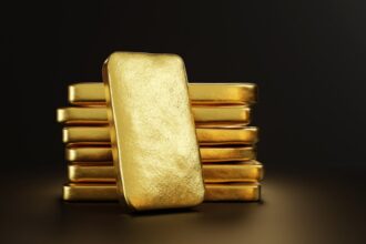 الذهب يتراجع بعد انقسام الفيدرالي والفضة تحلق