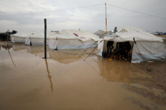 غرق الخيام بغزي يودي بحياة العشرات