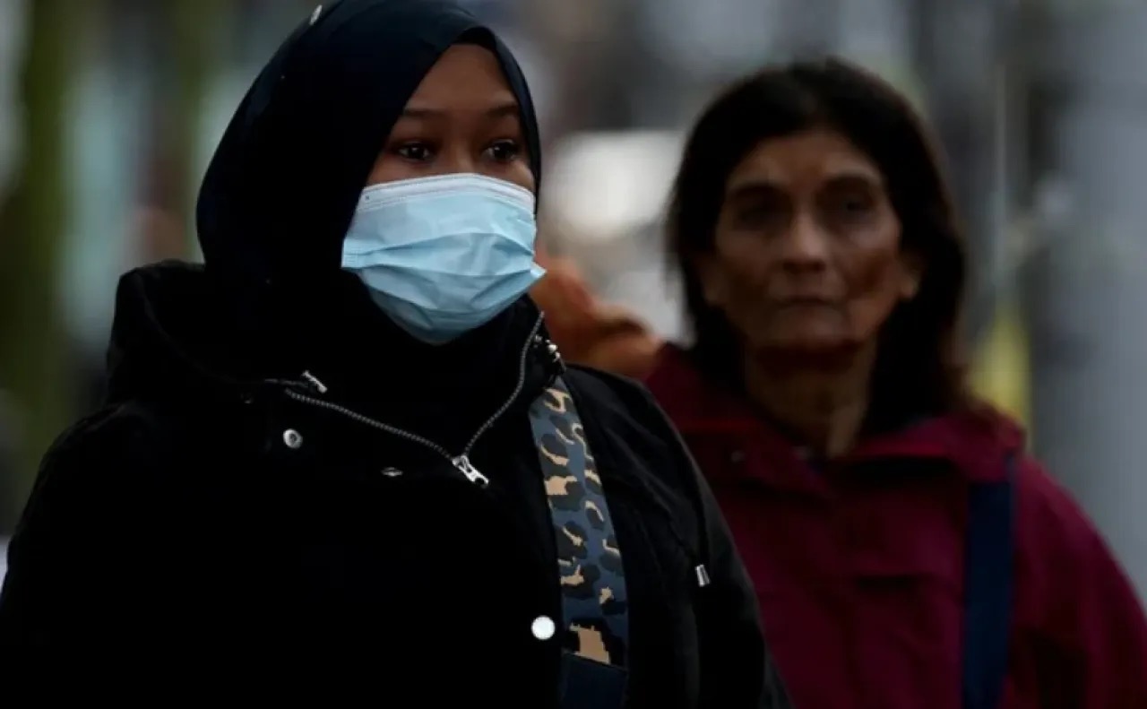 صورة حول : إنفلونزا H3N2 تُربك بريطانيا وتعيد الكمامات إلى الواجهة إنفلونزا H3N2 تُربك بريطانيا وتعيد الكمامات إلى الواجهة