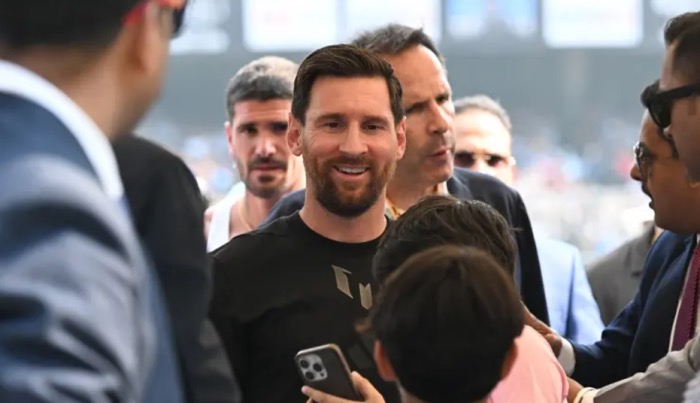 فوضى في كالكوتا بعد زيارة ميسي: مشجعون يقتحمون الملعب احتجاجًا على سوء التنظيم