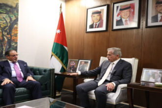 رئيس الوزراء جعفر حسّان يبحث مع مؤسس “ماج القابضة” فرص توسيع الاستثمارات