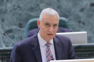 العموش يطالب بإقالة وزير الصناعة