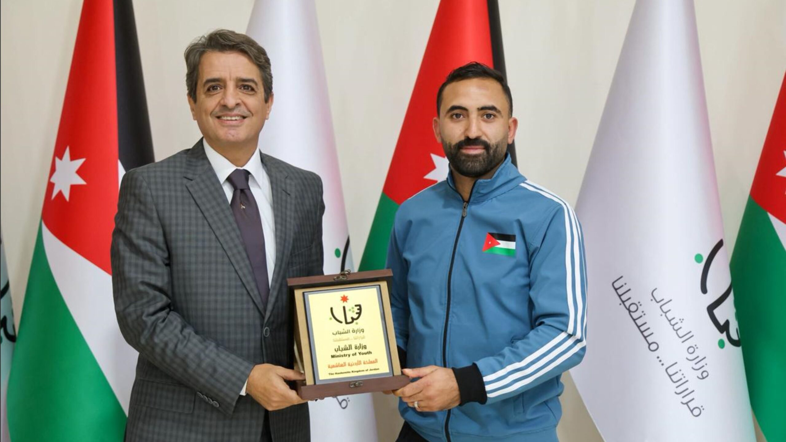 صورة حول : العدوان يكرم البطل أبو صيام العدوان يكرم البطل أبو صيام