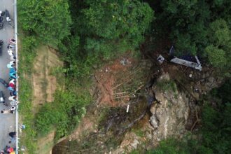 مأساة طلابية تهز شمال كولومبيا: مصرع 17 شخصًا في سقوط حافلة