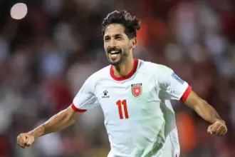 جماهير النشامى تكرم يزن النعيمات بالدقيقة 11 خلال مواجهة السعودية