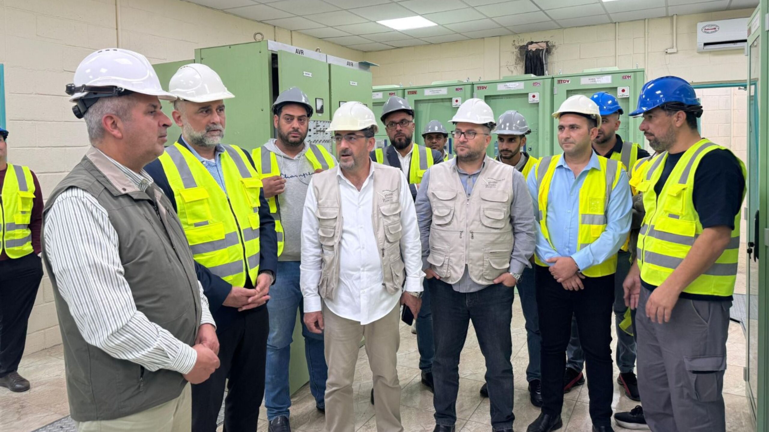 الخرابشة يتفقد مشروع إحلال أجهزة الحماية في محطة العقبة ويشيد بجهود “الكهرباء الوطنية”