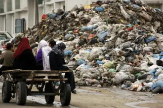 أزمة وقود تشل خدمات نفايات غزة وتحذيرات من كارثة صحية