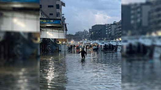صورة حول : أمطار غزة تتسبب بإصابات وغرق خيام النازحين واستقبال أسرى محررين في دير البلح أمطار غزة تتسبب بإصابات وغرق خيام النازحين واستقبال أسرى محررين في دير البلح