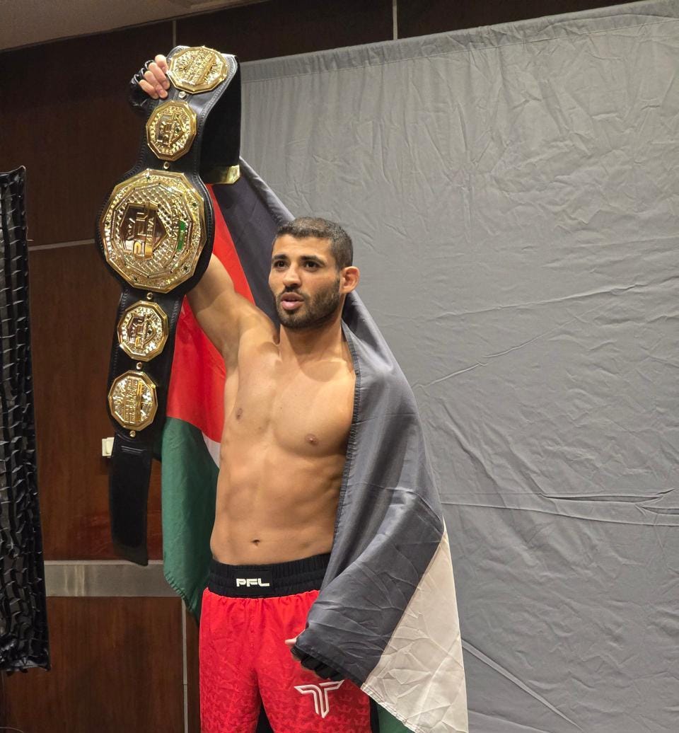 نورس ابزاخ يتوج بلقب دوري المقاتلين المحترفين