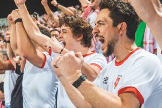 ولي العهد: "فخورون بكم.. أبدعتم يا نشامى وكلنا معكم في النهائي".