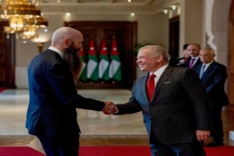 عاجل| الملك يتلقى أوراق اعتماد سفراء جدد لدى المملكة