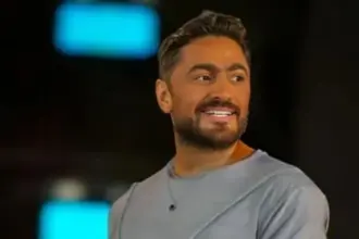 تامر حسني يعود بابتسامة: فيديوهات مرحة تطمئن جمهوره بعد الجراحة