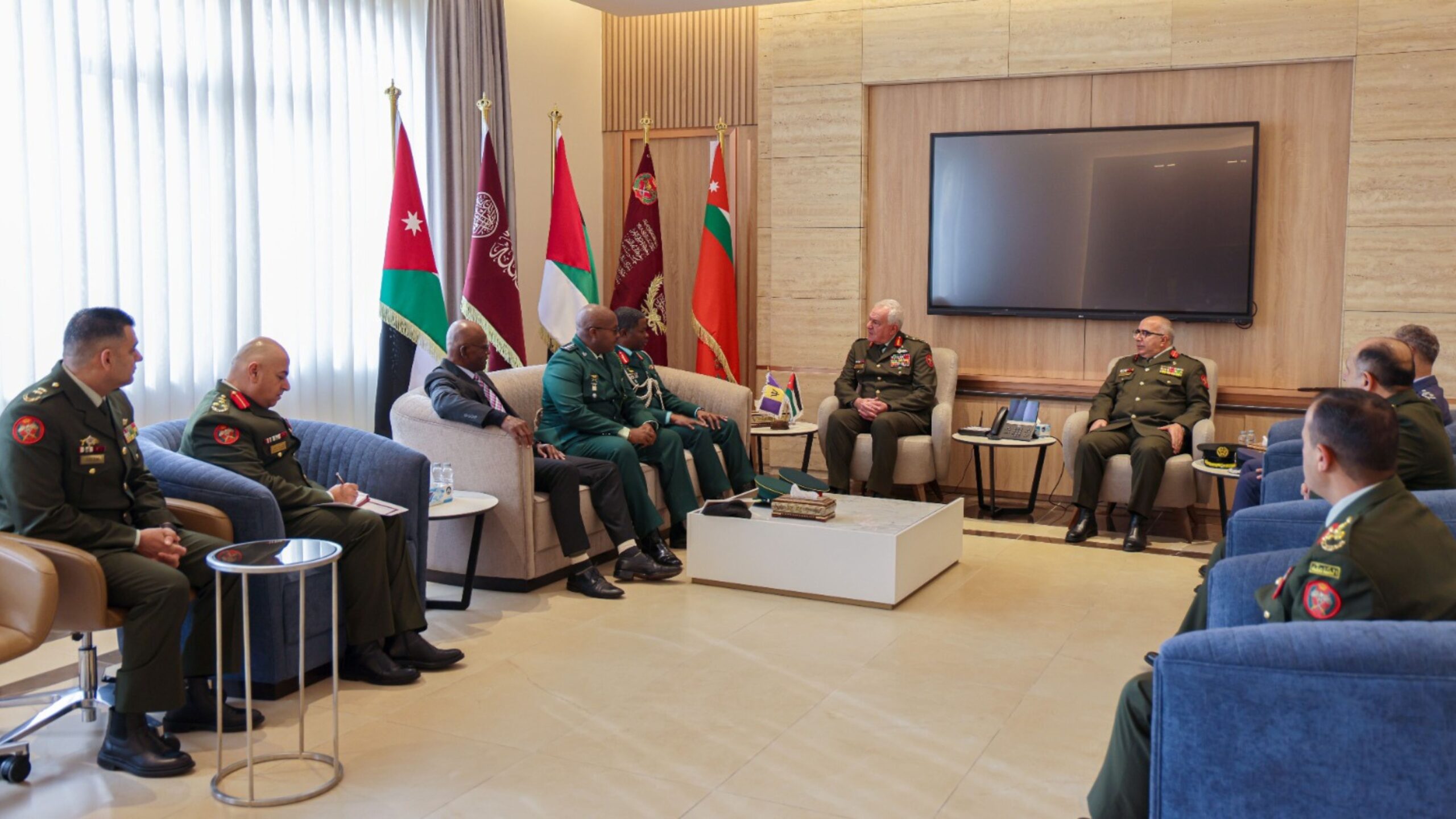 صورة حول : الحنيطي يبحث تعزيز التعاون العسكري مع رئيس أركان قوة دفاع باربادوس الحنيطي يبحث تعزيز التعاون العسكري مع رئيس أركان قوة دفاع باربادوس