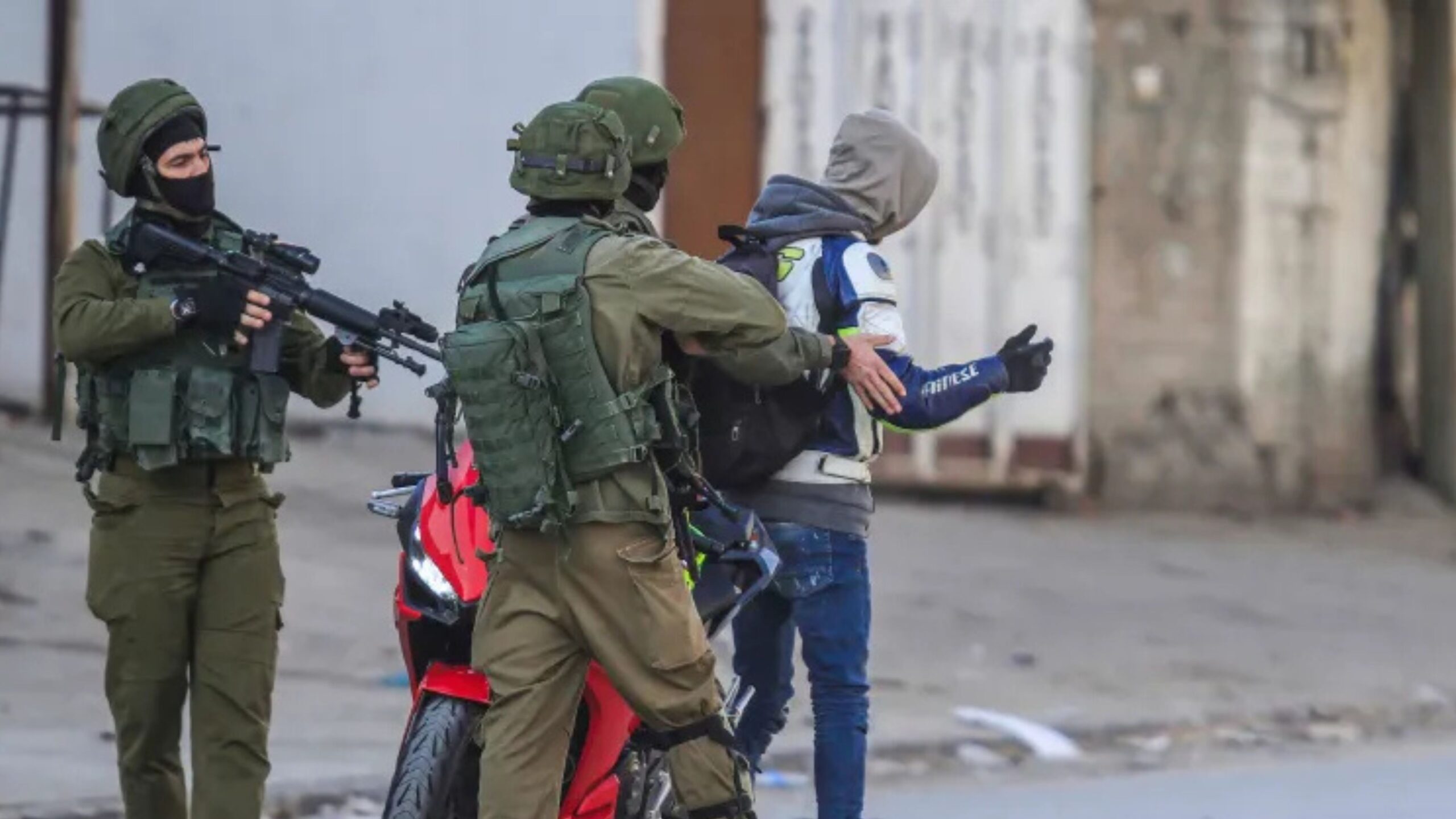 الاحتلال الإسرائيلي يشن حملة مداهمات واعتداءات في الضفة والقدس