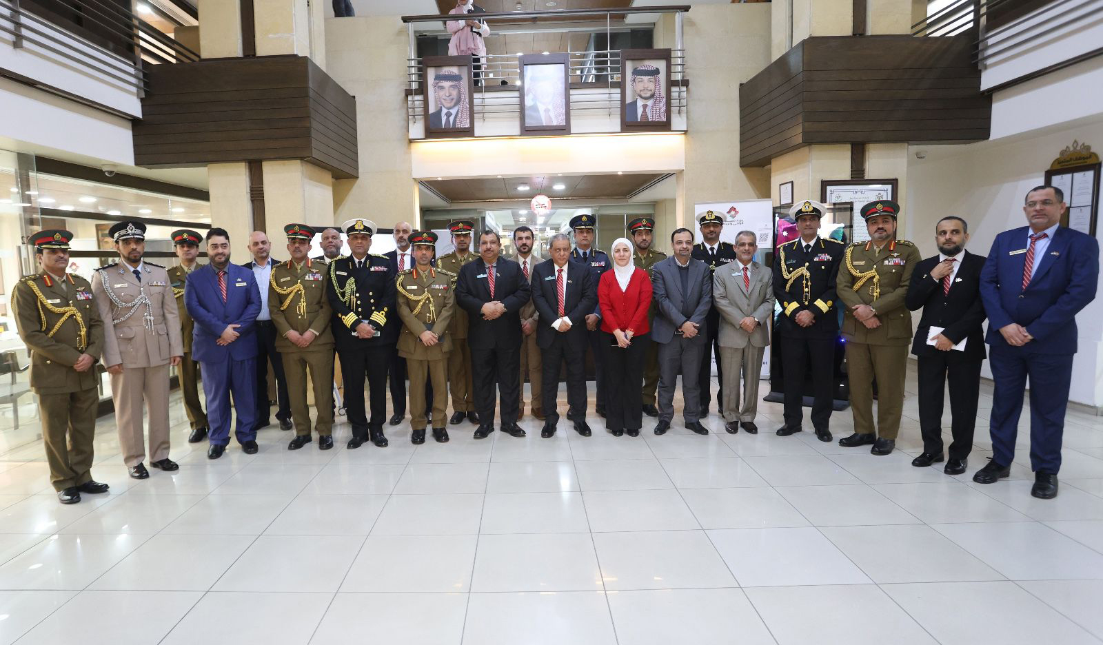 صورة حول : وفد من كلية الدفاع العُمانية يطلع على تجربة الأردن في التحول الرقمي وريادة الأعمال وفد من كلية الدفاع العُمانية يطلع على تجربة الأردن في التحول الرقمي وريادة الأعمال