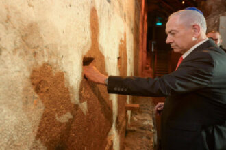 محافظة القدس تدين اقتحام نتنياهو لحائط البراق وإشعال الشمعدان داخل المسجد الأقصى