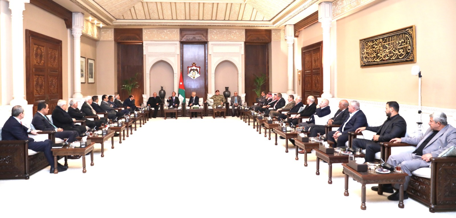 صورة حول : العيسوي يلتقي متقاعدين خدموا بمعية جلالة الملك العيسوي يلتقي متقاعدين خدموا بمعية جلالة الملك