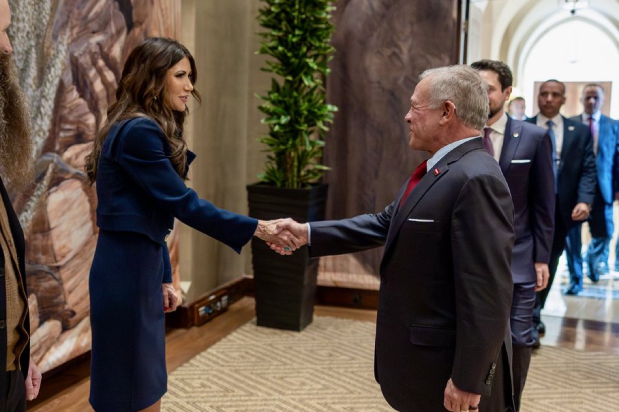 صورة حول : الملك ووزيرة الأمن الأمريكية يناقشان سبل التعاون المشترك الملك ووزيرة الأمن الأمريكية يناقشان سبل التعاون المشترك