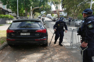 توجيه تهم إرهاب وقتل بعد أسوأ إطلاق نار جماعي في أستراليا منذ عقود