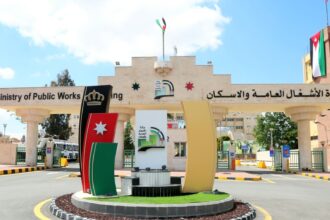 الأشغال تتعامل مع تساقط الثلوج في جنوب المملكة وتضمن انسيابية الحركة المرورية