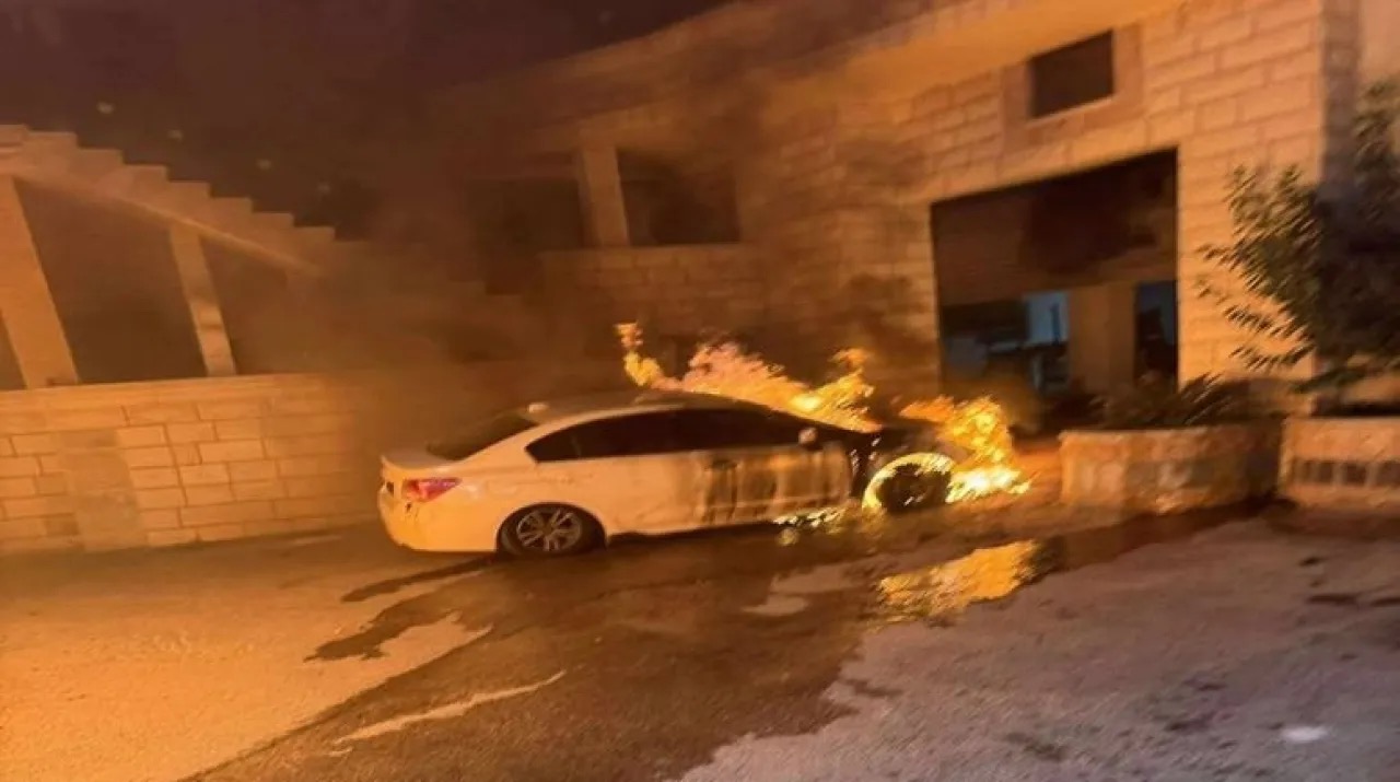 صورة حول : مستوطنون يحرقون مركبات فلسطينية في عين يبرود وتصاعد أنشطة "وحوش التلال" مستوطنون يحرقون مركبات فلسطينية في عين يبرود وتصاعد أنشطة "وحوش التلال"