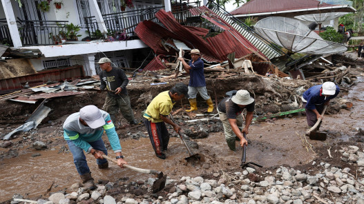 13 وفاة في حريق مبنى من 7 طوابق بجاكرتا وجهود الإنقاذ مستمرة