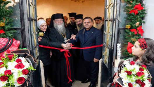 صورة حول : تل إربد يضيء بالمحبة… شجرة الميلاد توحّد القلوب وتجسّد العيش المشترك تل إربد يضيء بالمحبة… شجرة الميلاد توحّد القلوب وتجسّد العيش المشترك