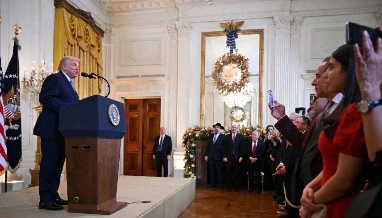 صورة حول : ترامب يطلب مساعدة طبية عاجلة خلال احتفال عيد حانوكا بالبيت الأبيض ترامب يطلب مساعدة طبية عاجلة خلال احتفال عيد حانوكا بالبيت الأبيض