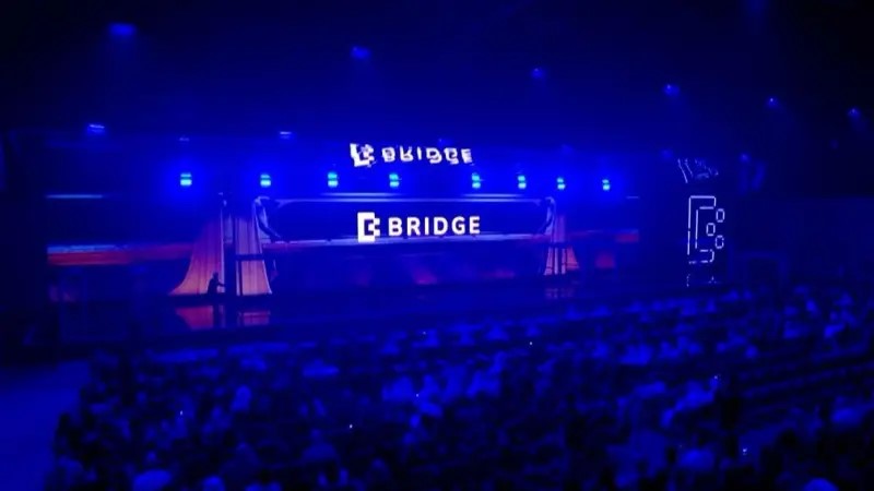 صورة حول : ختام قمة “بريدج 2025” بأبوظبي بمشاركة واسعة من المبدعين ورواد الإعلام والفنون ختام قمة “بريدج 2025” بأبوظبي بمشاركة واسعة من المبدعين ورواد الإعلام والفنون