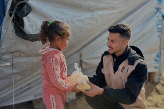 الخيرية الأردنية تواصل توزيع الخبز في غزة لدعم الأسر المتضررة