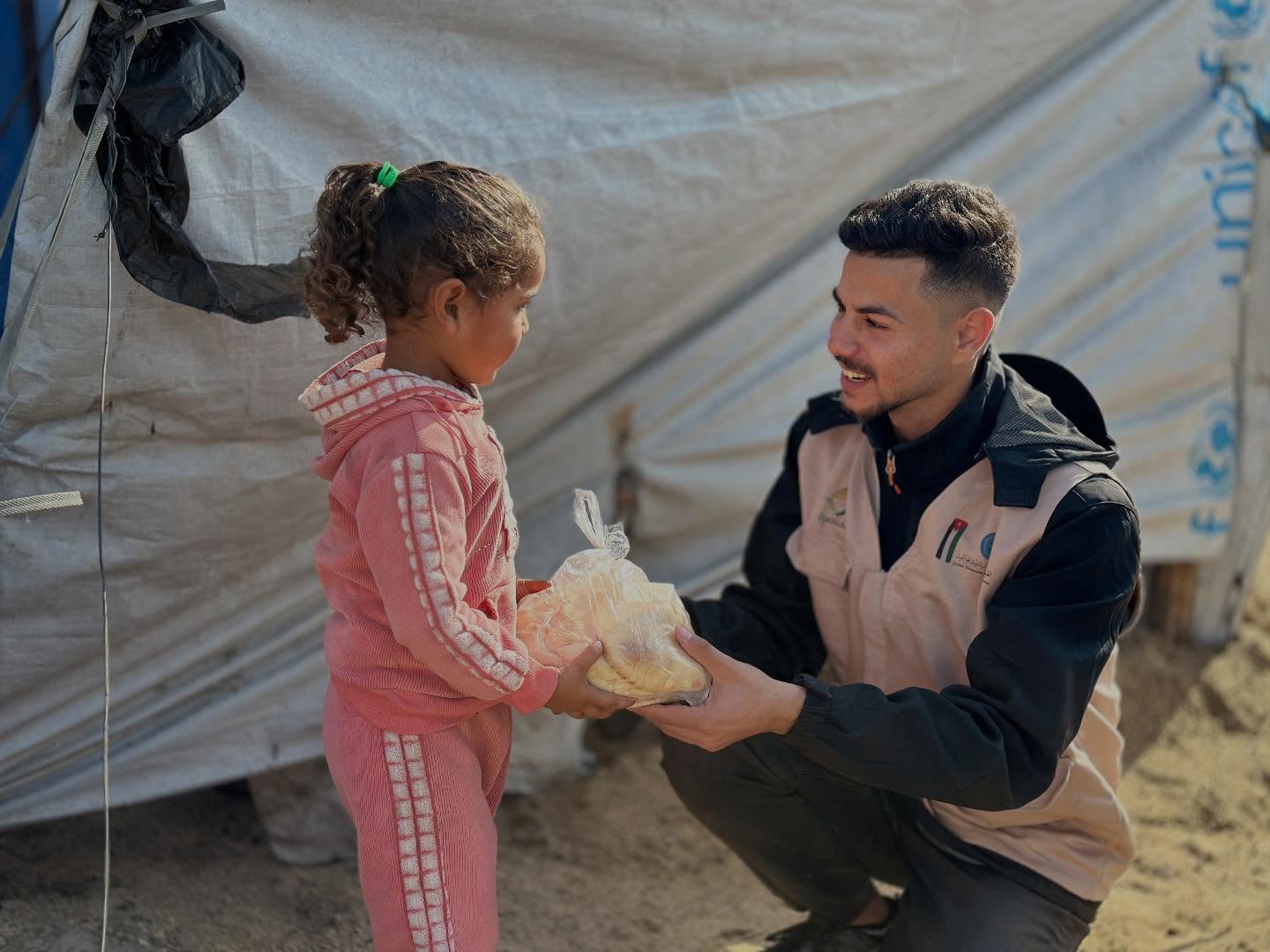 صورة حول : الخيرية الأردنية تواصل توزيع الخبز في غزة لدعم الأسر المتضررة الخيرية الأردنية تواصل توزيع الخبز في غزة لدعم الأسر المتضررة