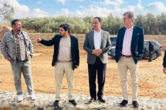 السفير الألماني يزور أم الجمال ويثني على مشروع تأهيل القناة المائية الأثرية