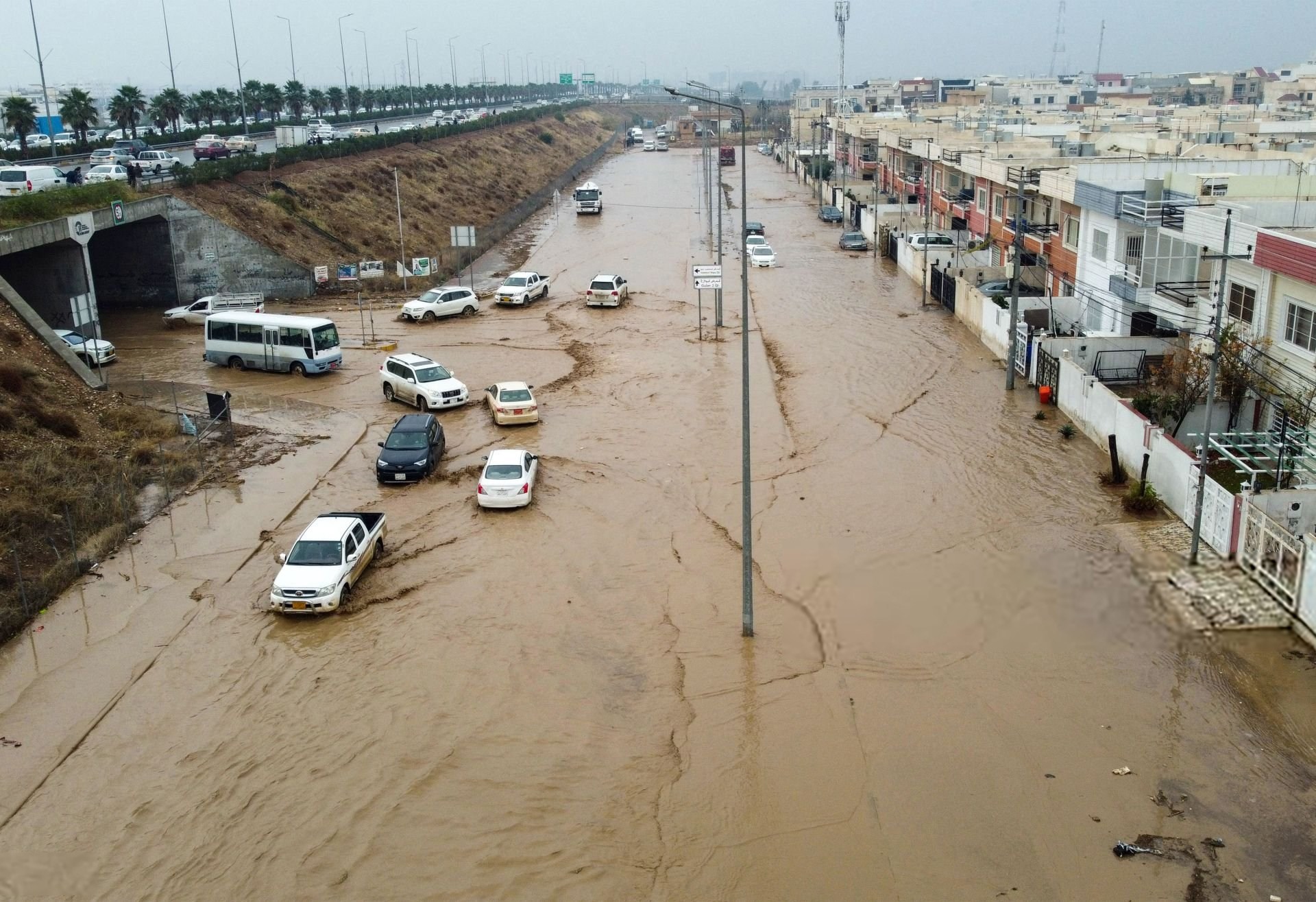 صورة حول : موجة أمطار غزيرة تغرق مدن العراق وتوقع قتلى ومفقودين موجة أمطار غزيرة تغرق مدن العراق وتوقع قتلى ومفقودين
