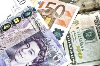 الإسترليني يتذبذب أمام العملات العالمية في تداولات حذرة