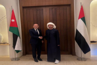 الصفدي يلتقي نظيره الإماراتي في أبوظبي لبحث تعزيز التعاون والقضايا الإقليمية