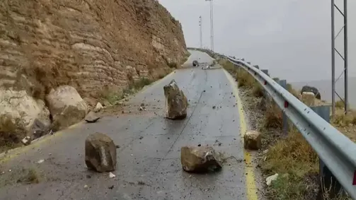 صورة حول : انهيارات صخرية في طريق الموجب والمحافظ يغلقها انهيارات صخرية في طريق الموجب والمحافظ يغلقها