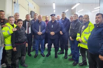 محافظ جرش يتفقد غرفة طوارئ بلدية جرش ويشيد بجاهزية الكوادر واستجابتها للمواطنين