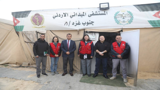 صورة حول : وفد من الصليب الأحمر يزور المستشفى الميداني الأردني جنوب غزة ويثمن جهوده الطبية والإنسانية وفد من الصليب الأحمر يزور المستشفى الميداني الأردني جنوب غزة ويثمن جهوده الطبية والإنسانية