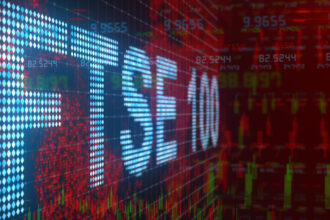 فوتسي 100 يلامس أعلى مستوى في 4 أسابيع رغم بيانات نمو ضعيفة